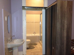 Phòng đôi Deluxe, 1 giường cỡ king (Deluxe King Room (Shower)) | Phòng tắm | Bồn tắm ngâm, đồ dùng nhà tắm miễn phí, khăn tắm