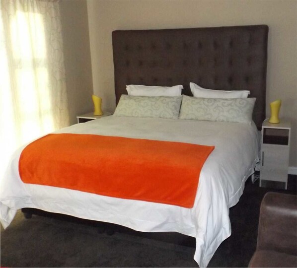 Quarto casal luxo, 1 cama King (Deluxe King Room (Shower)) | Cofres nos quartos, escrivaninha, camas extras/dobráveis (sobretaxa)