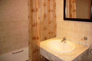 Appartement, 3 chambres, balcon | Salle de bain