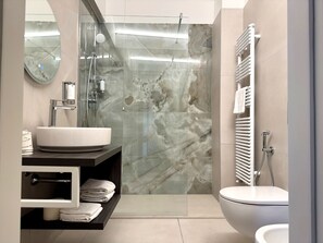 Panorama tweepersoonskamer, 1 kingsize bed, balkon, in toren | Badkamer | Een douche, milieuvriendelijke toiletartikelen, een haardroger