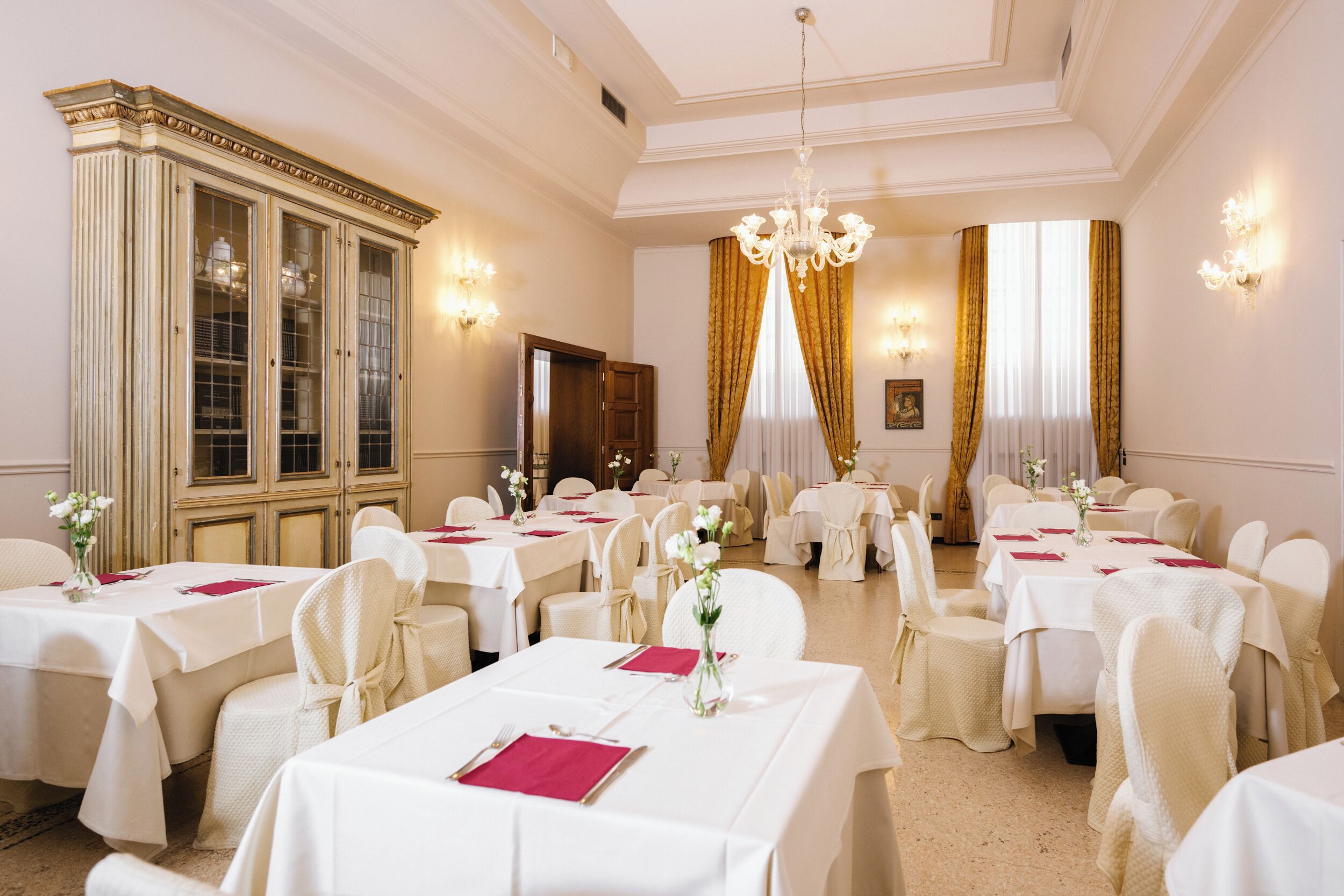 Petit déjeuner buffet (13 EUR par personne)