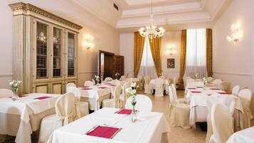 Sarapan prasmanan setiap hari (EUR 13 per orang)