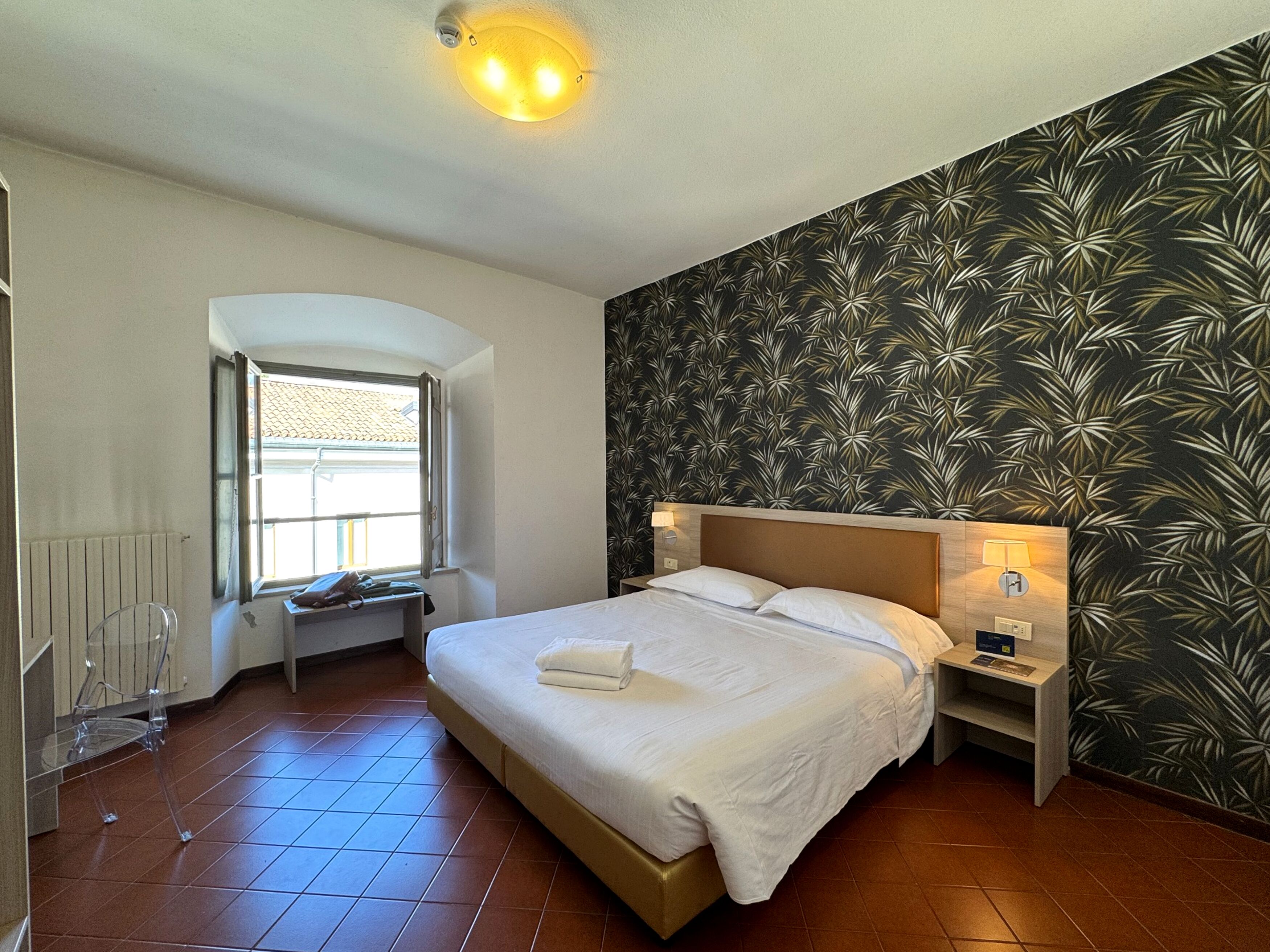 Doppia City, 1 letto queen | Copriletto in piuma, una scrivania, postazione laptop, tende oscuranti