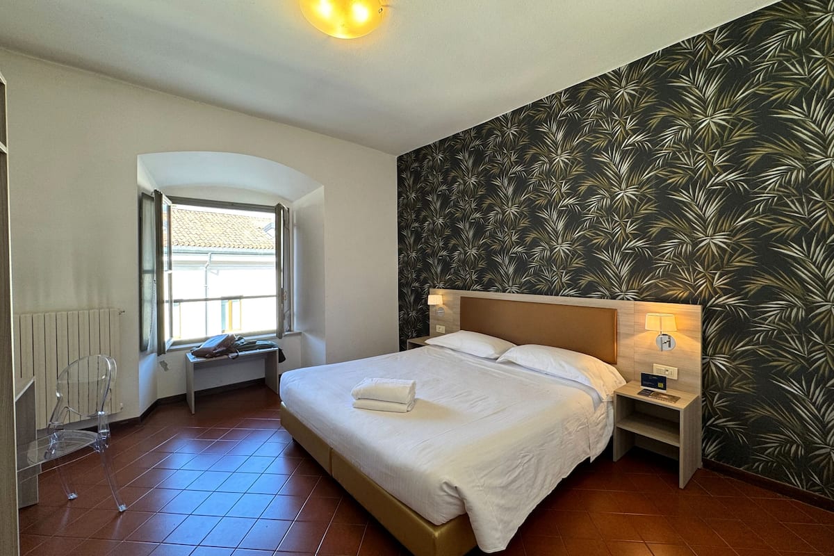 City dubbelrum - 1 queensize-säng | Duntäcken, skrivbord, arbetsyta för laptop och mörkläggningsgardiner