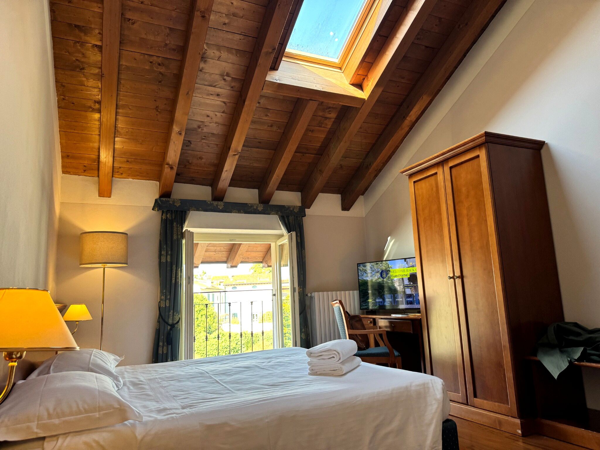 Doppia Deluxe, 1 letto king con divano letto, piano elevato | Copriletto in piuma, una scrivania, postazione laptop, tende oscuranti