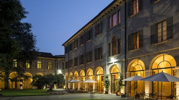 Fassade der Unterkunft – Abend/Nacht