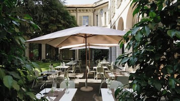 Dßner servi sur place, spécialités Cuisine locale, vue sur le jardin