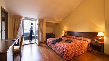 Kamar Double Panorama, 1 Tempat Tidur King, balkon, menara | Selimut bulu angsa, meja kerja, dan ruang kerja ramah laptop