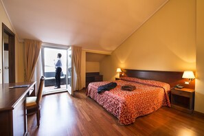 パノラミック ダブルルーム キングベッド 1 台 バルコニー タワー | 羽毛の掛け布団、デスク、ノートパソコン用作業スペース、遮光カーテン