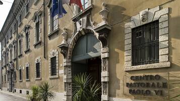 Pintu masuk properti