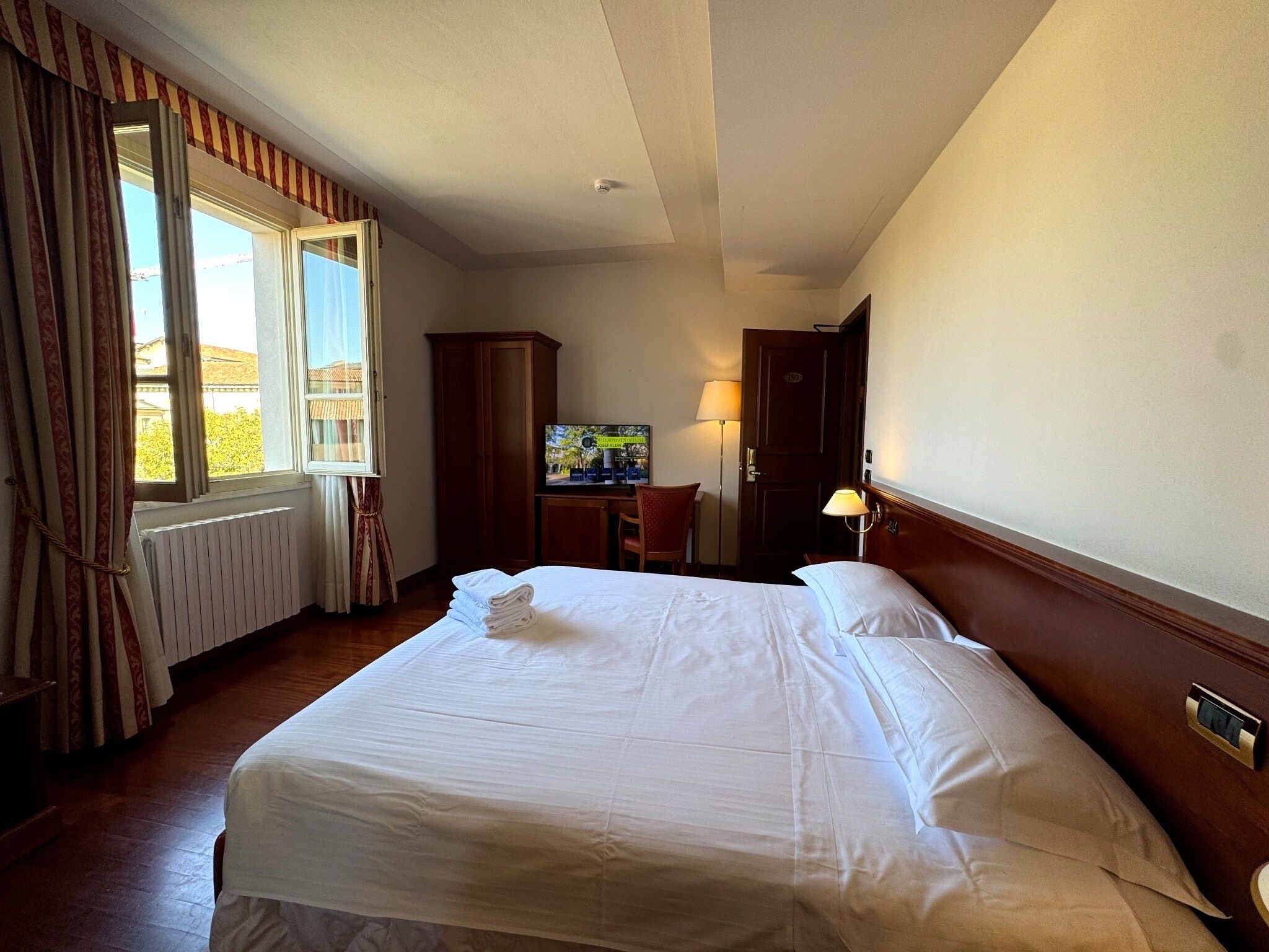 Doppia Superior, 1 letto king | Copriletto in piuma, una scrivania, postazione laptop, tende oscuranti