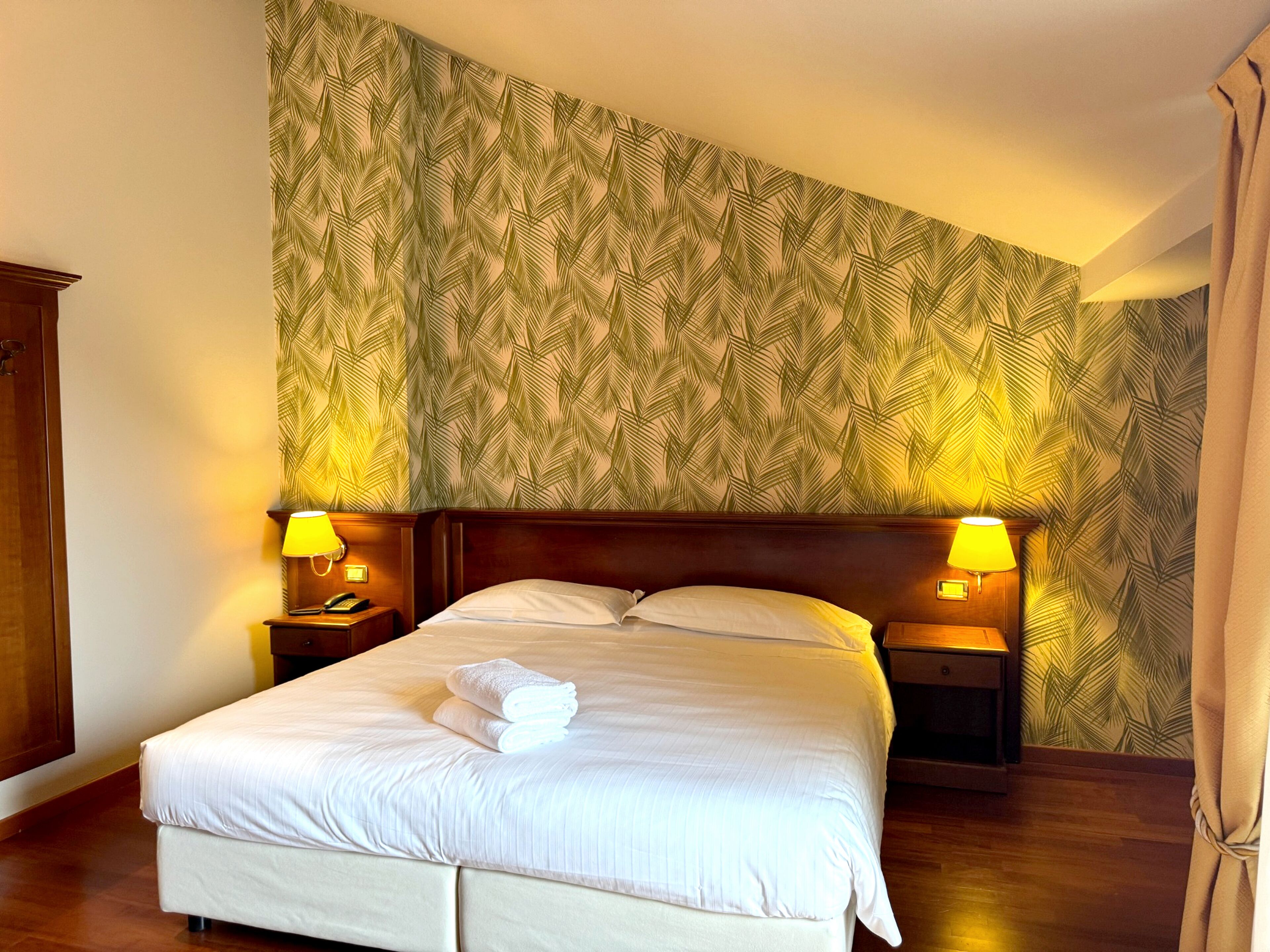 Chambre Double Panoramique, 1 très grand lit, balcon, dans la tour