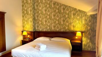 Chambre Double Panoramique, 1 trĂšs grand lit, balcon, dans la tour