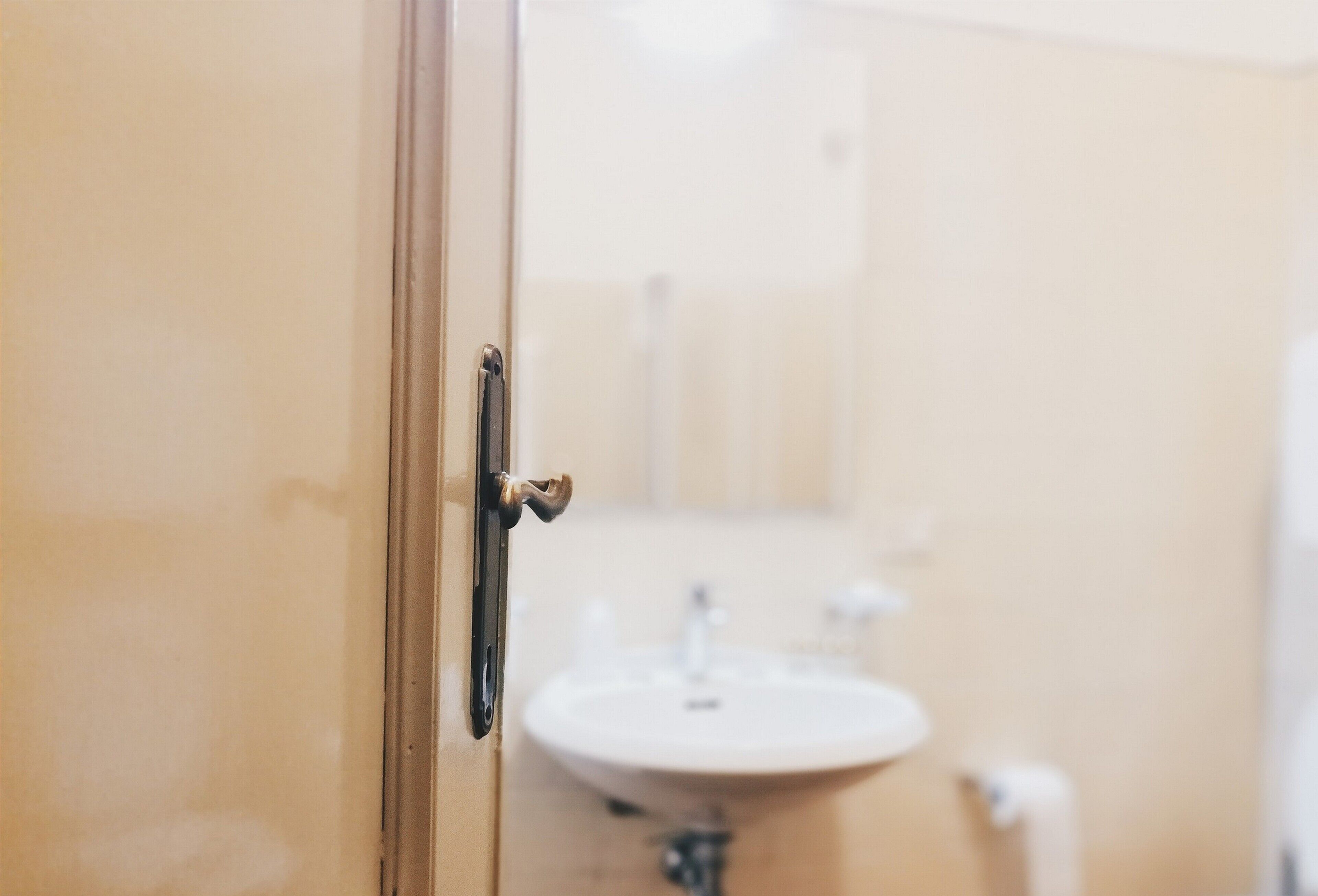 Ein Badezimmer mit Waschbecken und Spiegel.