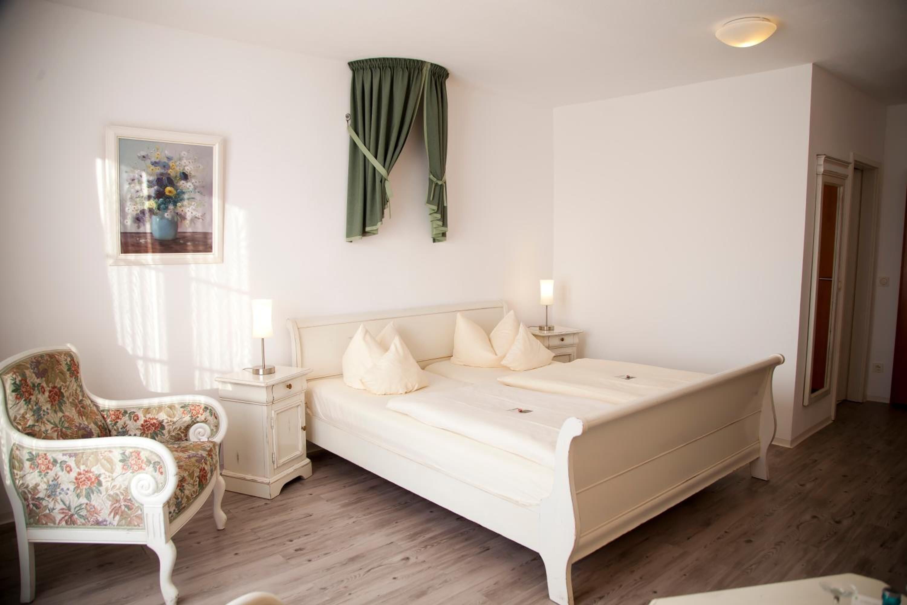Zimmersafe, Schreibtisch, schallisolierte Zimmer, Bügeleisen/Bügelbrett