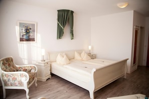 In-room safe, desk, soundproofing, iron/ironing board - Flair Hotel Reuner (Zossen)