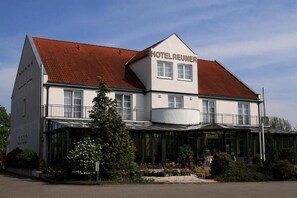 A two-story building with a sign reading "HOTELREUNER". - Flair Hotel Reuner (Zossen)