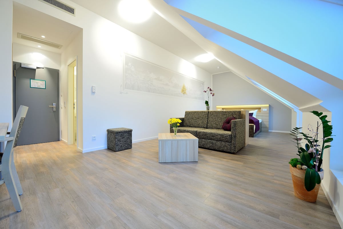 Comfort suite, uitzicht op tuin | Een kluis op de kamer, een bureau, geluiddichte muren