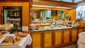 Der serveres frokost, aftensmad og regionale retter
