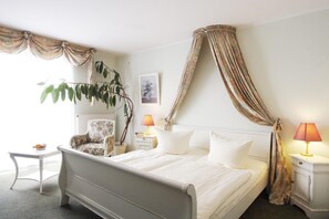 Safe på rommet, skrivebord, lydisolert og strykejern/-brett