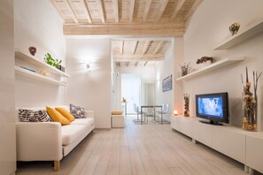 Apartment, 1 Bedroom (Via Benedetta 11) | Ruang tamu | 40 inci televisyen skrin rata dengan digital, TV 