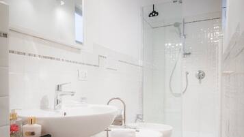 Appartement, 1 slaapkamer (Via Benedetta 11) | Badkamer | Een douche, gratis toiletartikelen, een haardroger, een bidet