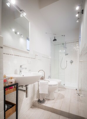 Apartament, 1 dormitori (Via Benedetta 11) | Bany | Dutxa, articles de tocador gratuïts, assecador de cabells i bidet 