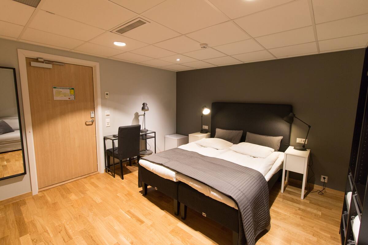 Chambres insonorisées, fer et planche à repasser, lits bébé (gratuits)