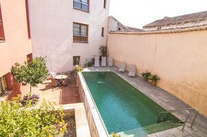 Outdoor pool, sun loungers