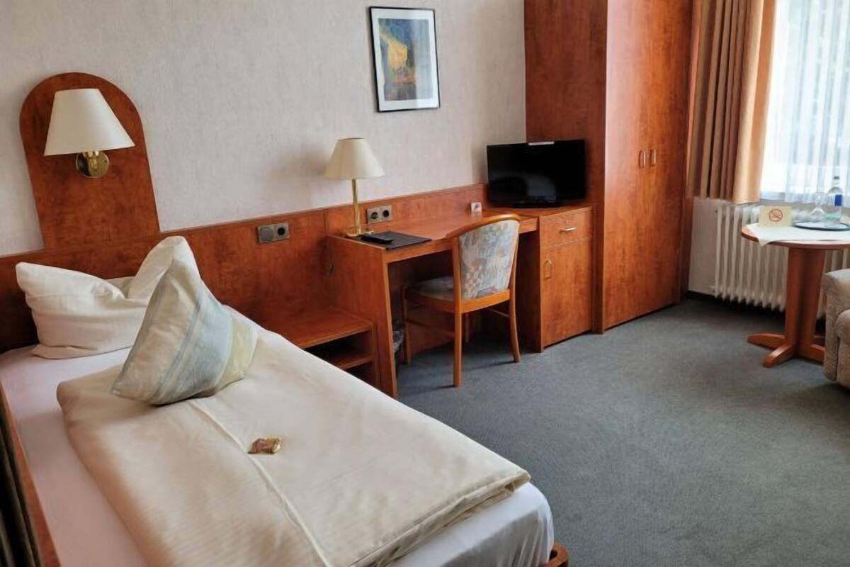 Minibar, caja de seguridad en la habitación y escritorio