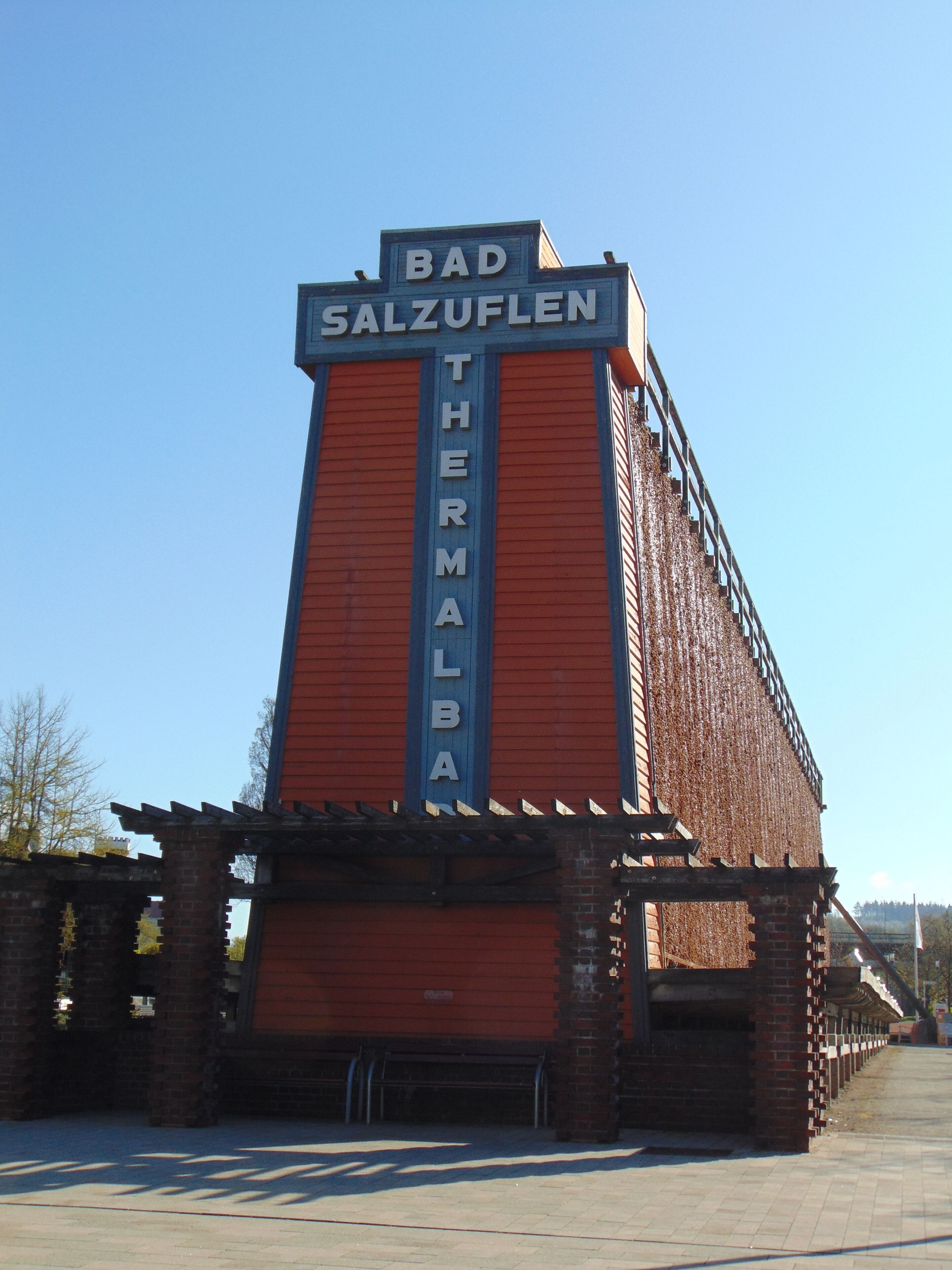 A building with a sign that reads "BAD SALZUFELN THERMA."