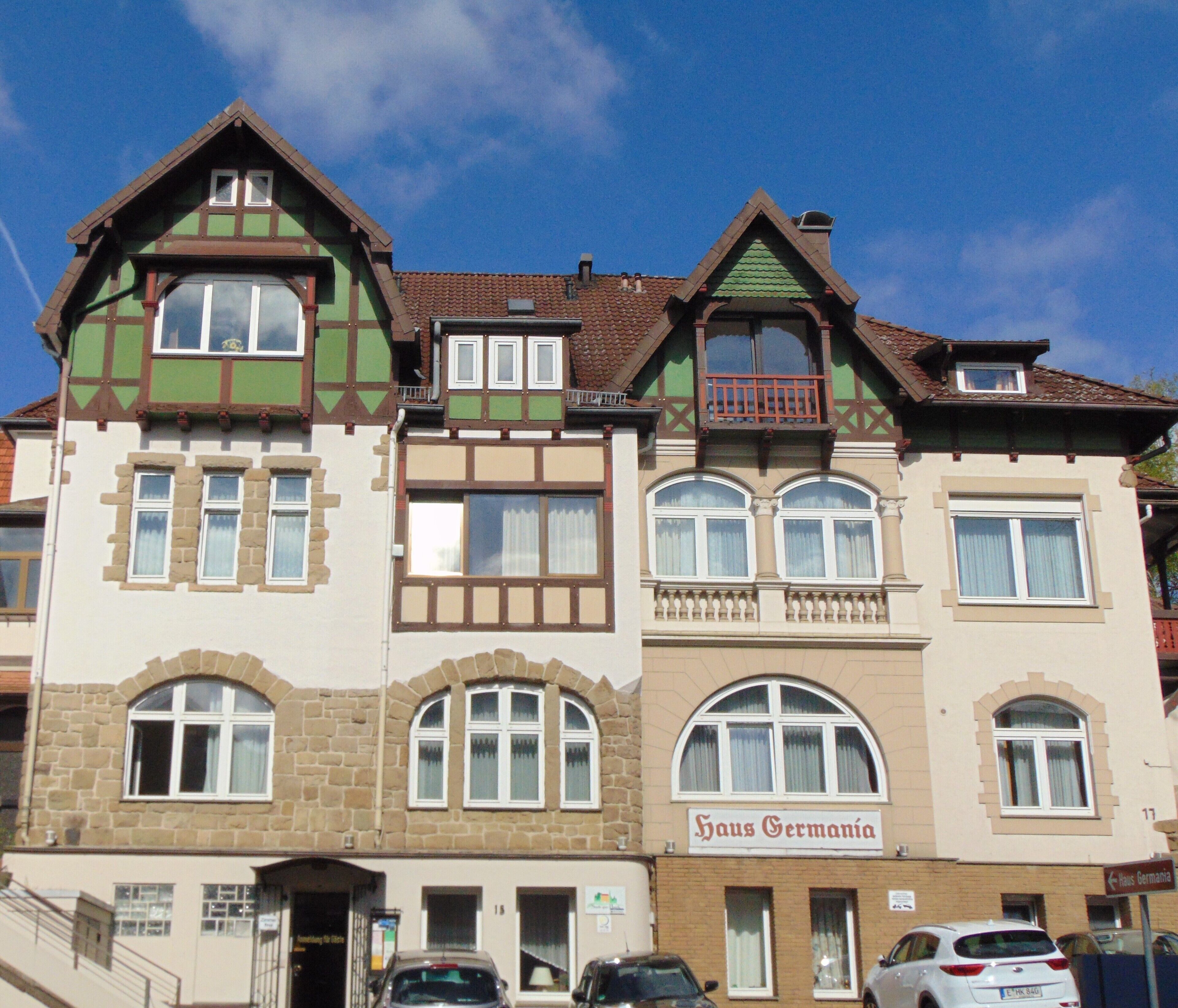 Un edificio de varios pisos con un letrero que dice "Haus Germania".