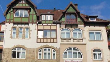 Un edificio de varios pisos con un letrero que dice "Haus Germania".