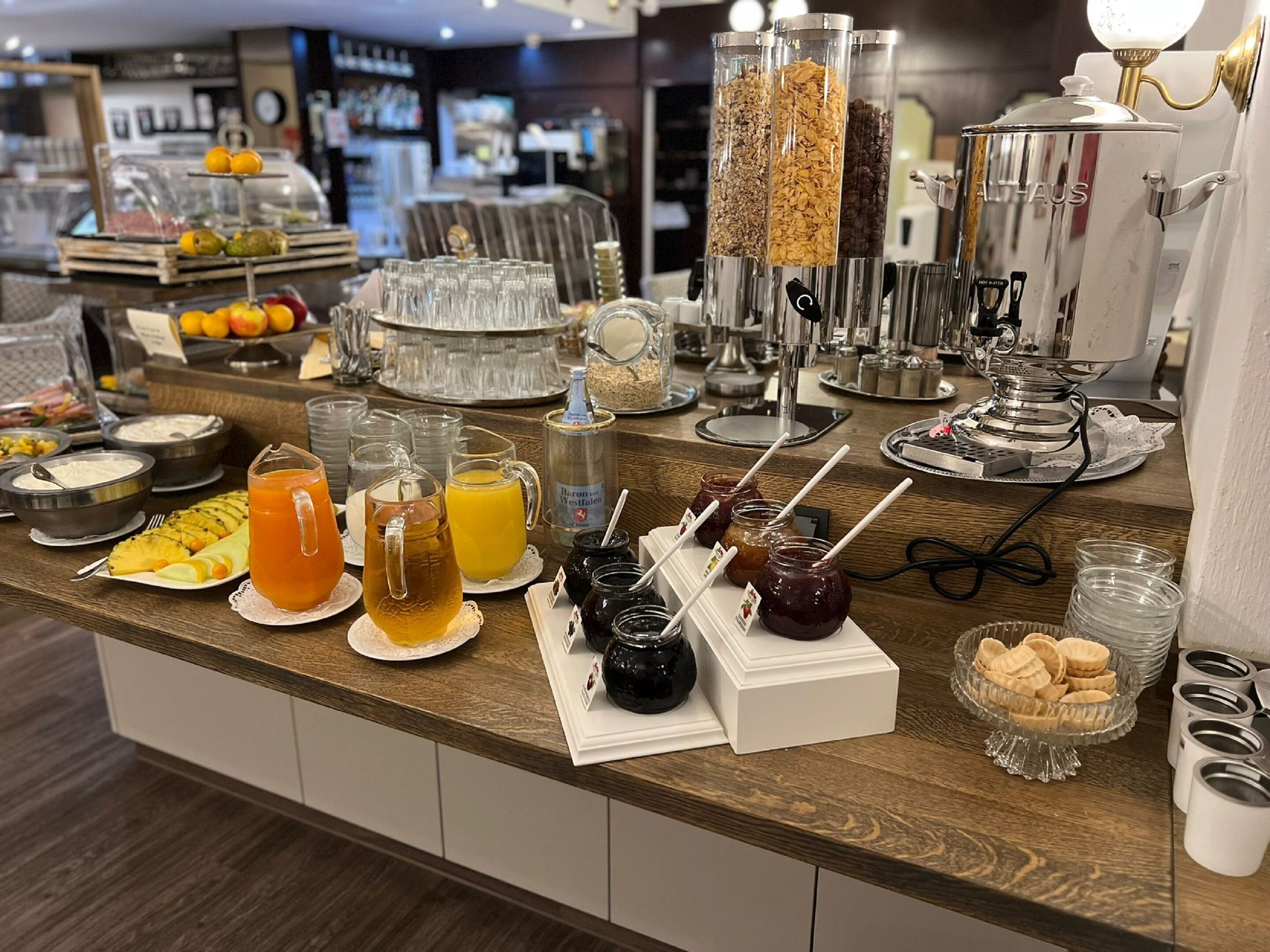 بوفيه فطور يوميًا بتكلفة قدرها (17.9 EUR للشخص)