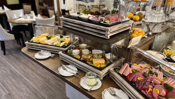 A buffet with various food items including meats, cheeses, and fruits. - Hotel Rosengarten (Bad Salzuflen)