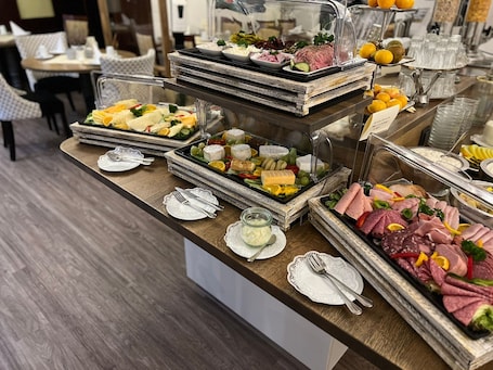 Desayuno buffet diario (EUR 17.9 por persona)