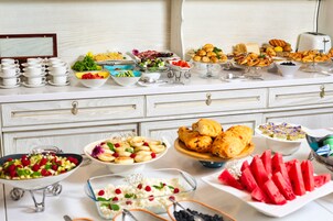 每日供应自助式早餐（每人 USD 15）