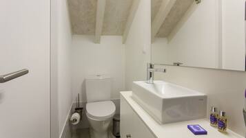 Comfort-ullakkohuoneisto, 1 makuuhuone, keittotila | Kylpyhuone | Suihku, ilmaiset hygieniatuotteet, hiustenkuivaaja, pyyhkeet