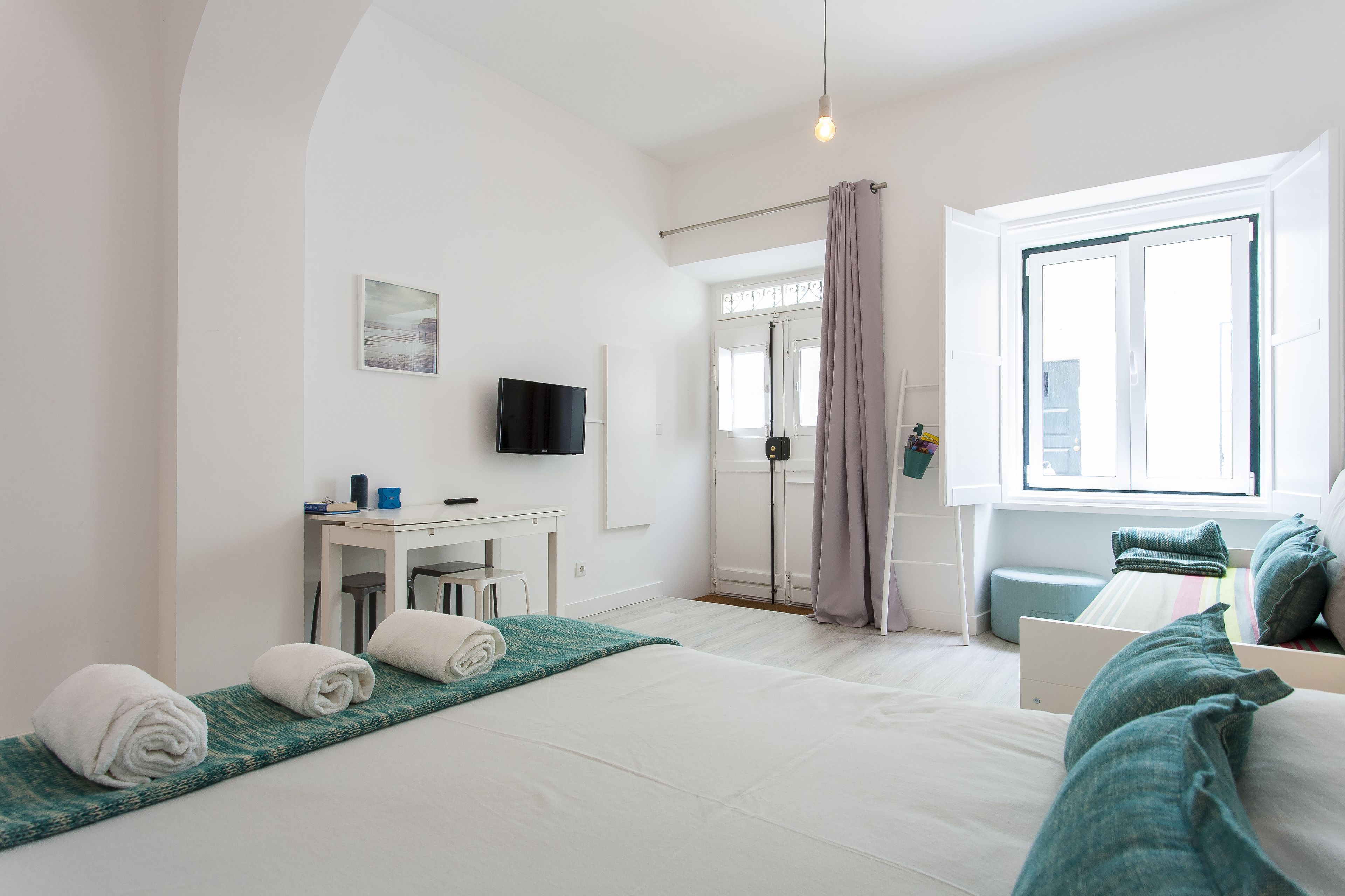 Traditionele studio, op benedenverdieping ( 33 ) | Een kluis op de kamer, een bureau, een strijkplank/strijkijzer