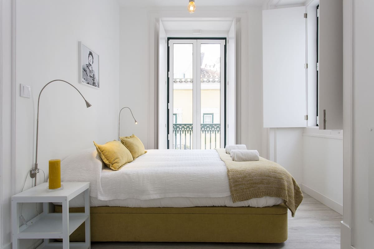 Leilighet, 1 soverom, kjøkken (First Floor) | Safe på rommet, skrivebord, strykejern/-brett og wi-fi (inkludert)