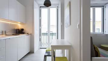 Appartement, 1 slaapkamer, keuken (First Floor) | Privékitchenette | Een koelkast, een magnetron, een oven, een kookplaat