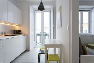 Apartamento, 1 habitación, cocina (First Floor) | Cocina básica privada | Frigorífico, microondas, horno y placa de cocina