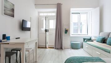 Traditionele studio, op benedenverdieping ( 33 ) | Een kluis op de kamer, een bureau, een strijkplank/strijkijzer