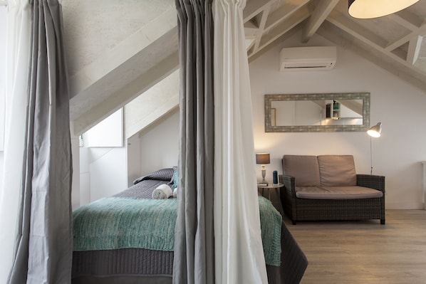 Loft Confort, 1 habitación, cocina básica | Caja fuerte, escritorio, tabla de planchar con plancha y wifi gratis