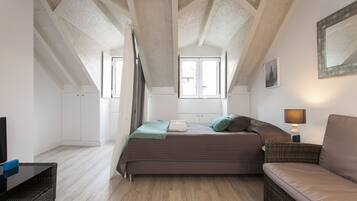 Comfort-ullakkohuoneisto, 1 makuuhuone, keittotila | Tallelokero huoneessa, työpöytä, silitysrauta/-lauta, ilmainen Wi-Fi