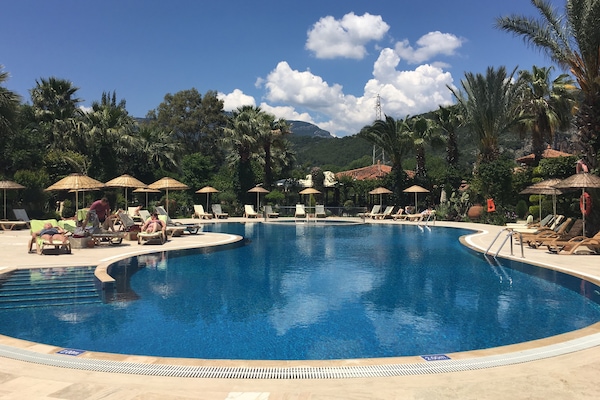 Sezonluk açık havuz, havuz şemsiyeleri, şezlonglar