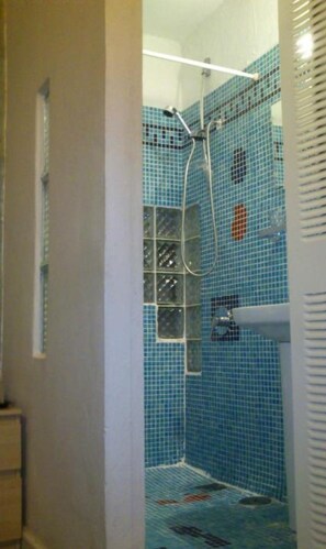 Single Room | Bathroom | Shower, towels - Hostal Casa Chueca (Madrid)
