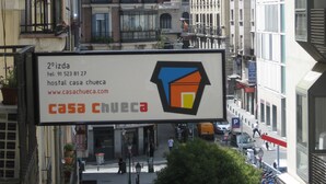 A building with a sign advertising a hostel named 'casa chueva'. - Hostal Casa Chueca (Madrid)