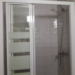 Chambre Quadruple | Salle de bain | Douche, serviettes fournies