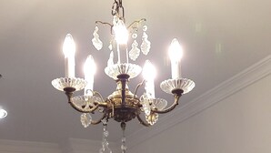 A chandelier with multiple lights and ornate metalwork. - Hostal Casa Chueca (Madrid)